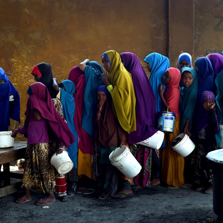 Somalialaistytöt jonottavat ruokaa Mogadishussa.