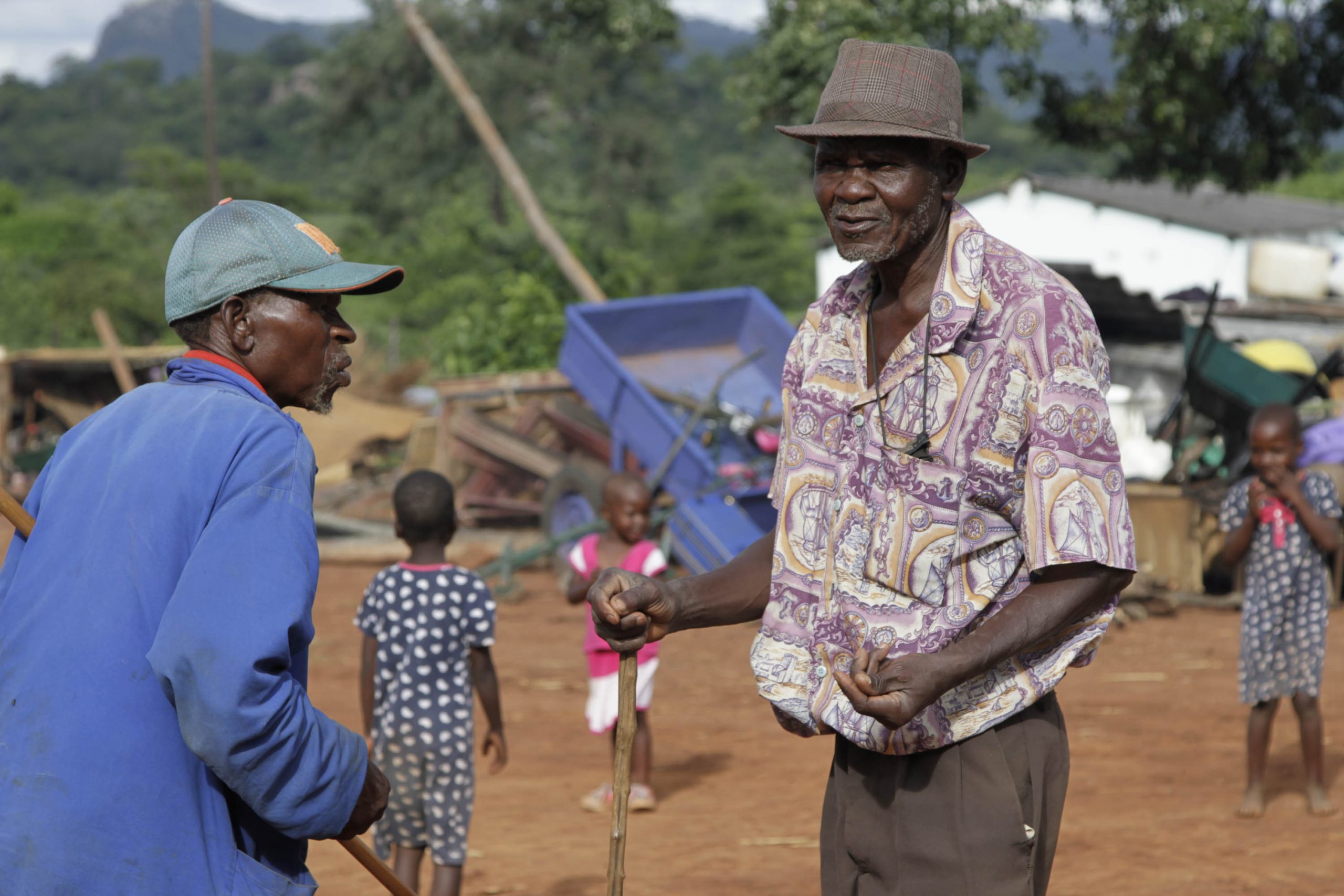 Kaksi vanhaa miestä kylässä Zimbabwessa