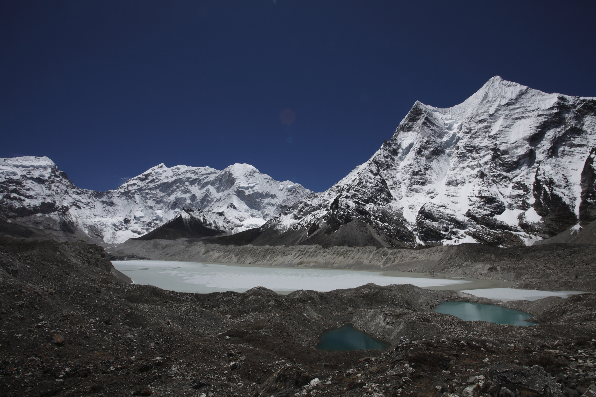 Imjan jäätikkö Nepalin Himalajalla.