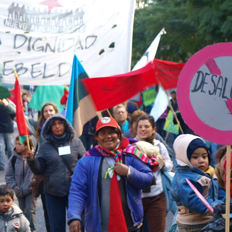 Alkuperäiskansojen ja pienviljelijöiden asiaa ajava Via Campesina osoittamassa mieltä.