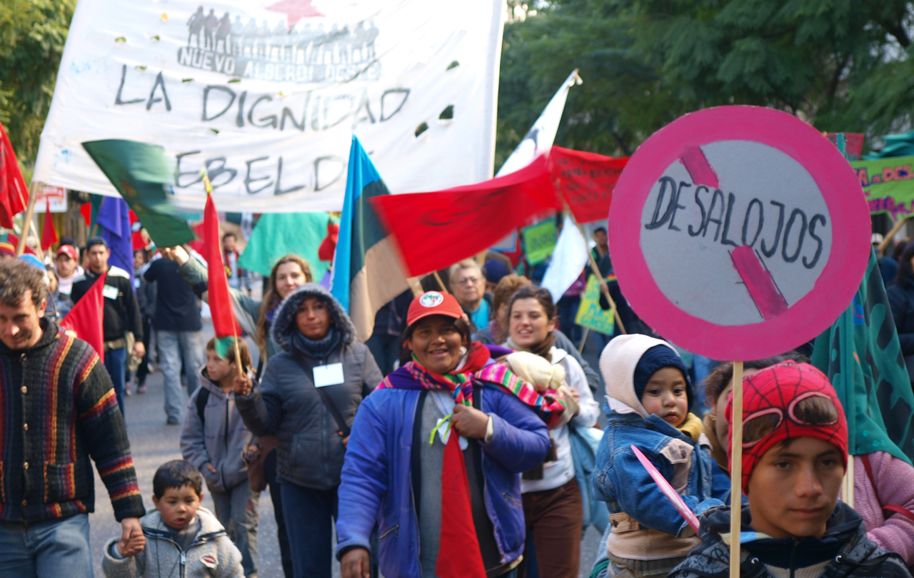 Alkuperäiskansojen ja pienviljelijöiden asiaa ajava Via Campesina osoittamassa mieltä.