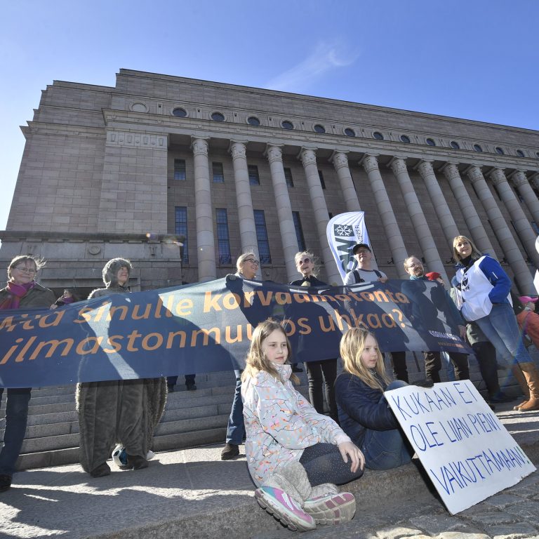 lapsia ilmastomarssilla Eduskuntatalon edessä kevät 2019