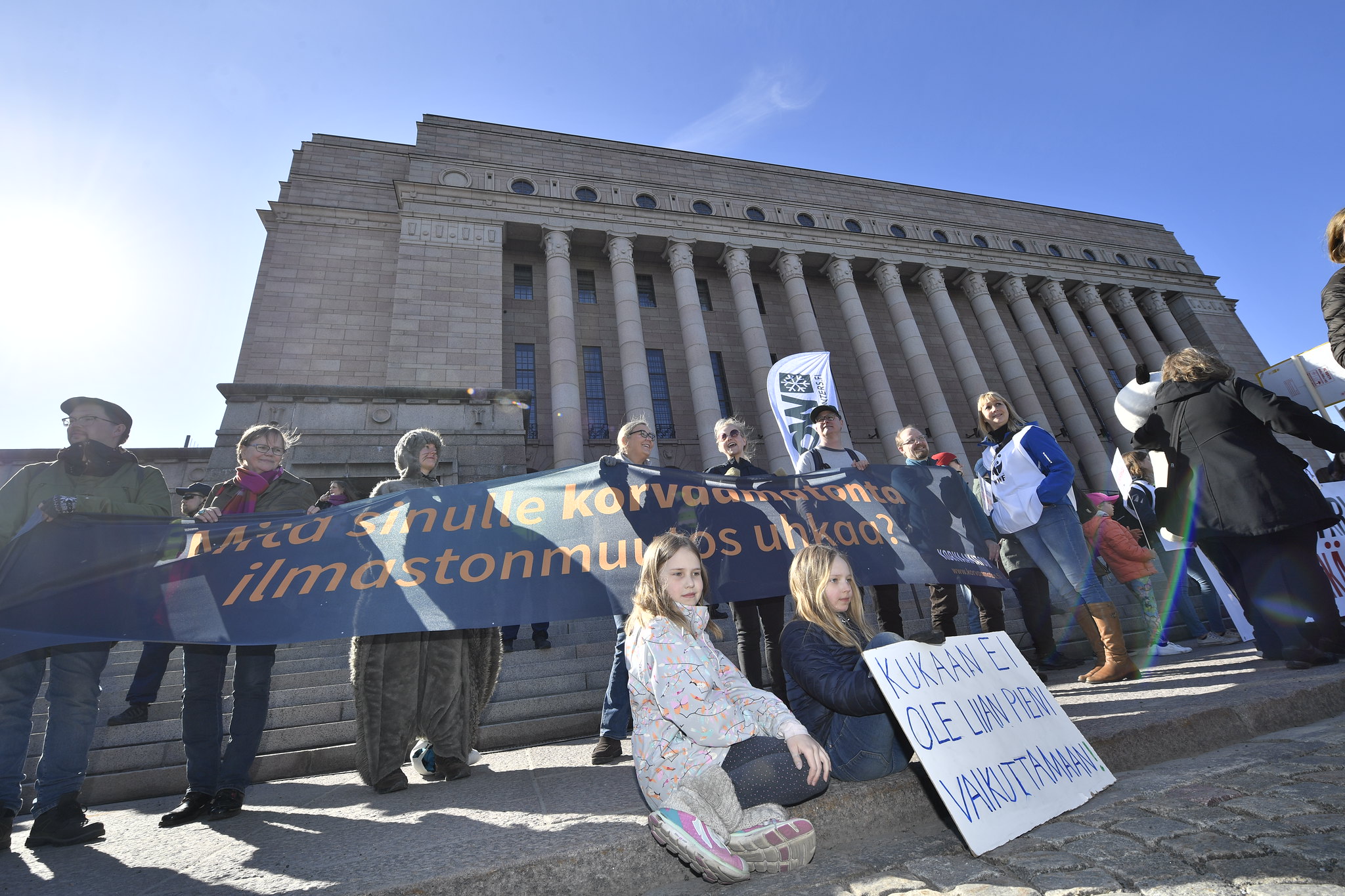 lapsia ilmastomarssilla Eduskuntatalon edessä kevät 2019