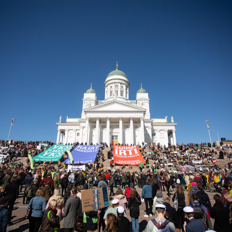 Senaatintori täynnä mielenosoittajia