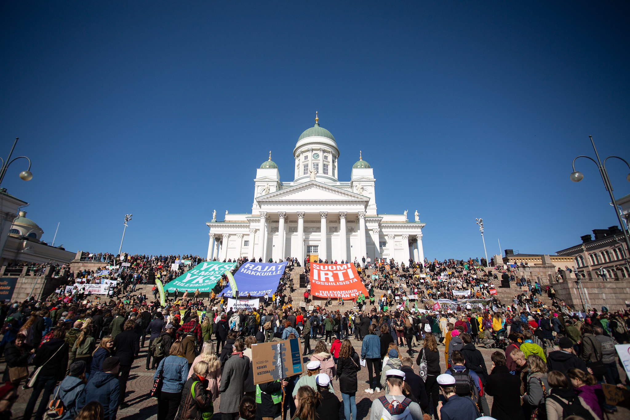 Senaatintori täynnä mielenosoittajia