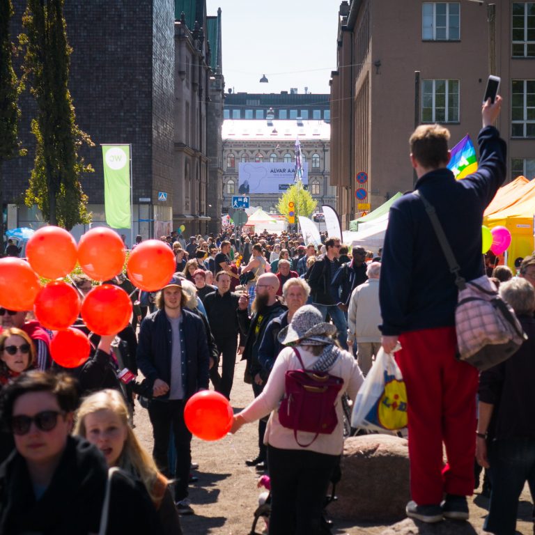 ihmisiä Maailma kylässä -festivaalilla Kaisaniemessä