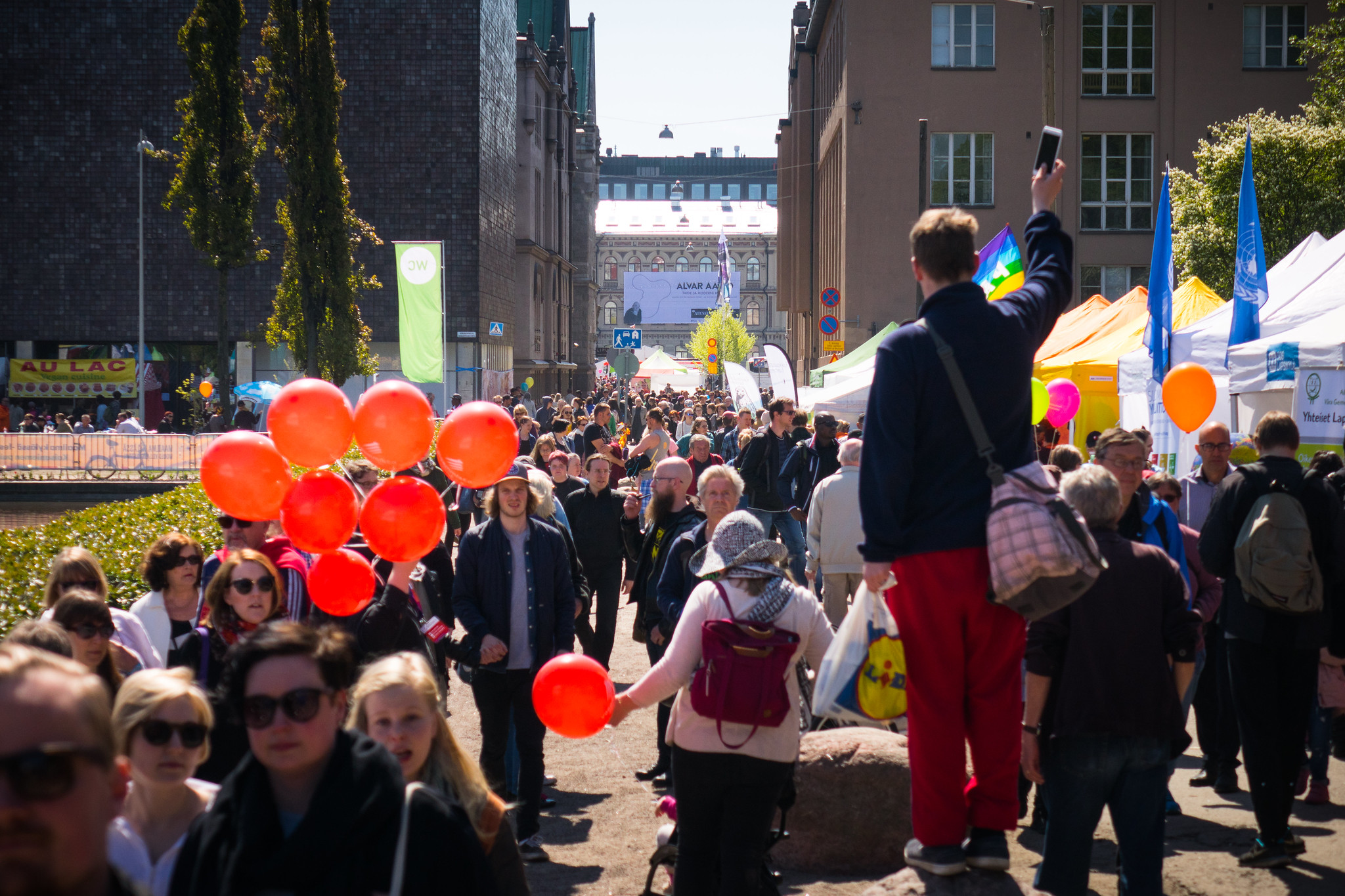 ihmisiä Maailma kylässä -festivaalilla Kaisaniemessä