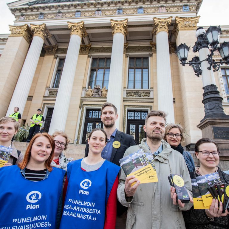 järjestöjen edustajia säätytalon edessä kehitysrahoitus-tempauksessa