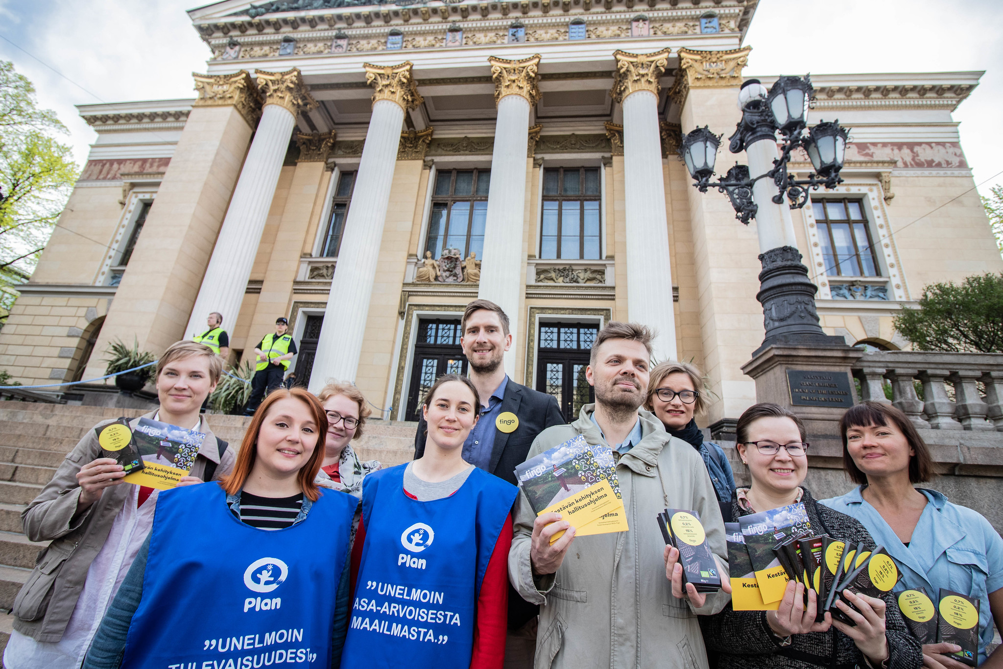 järjestöjen edustajia säätytalon edessä kehitysrahoitus-tempauksessa