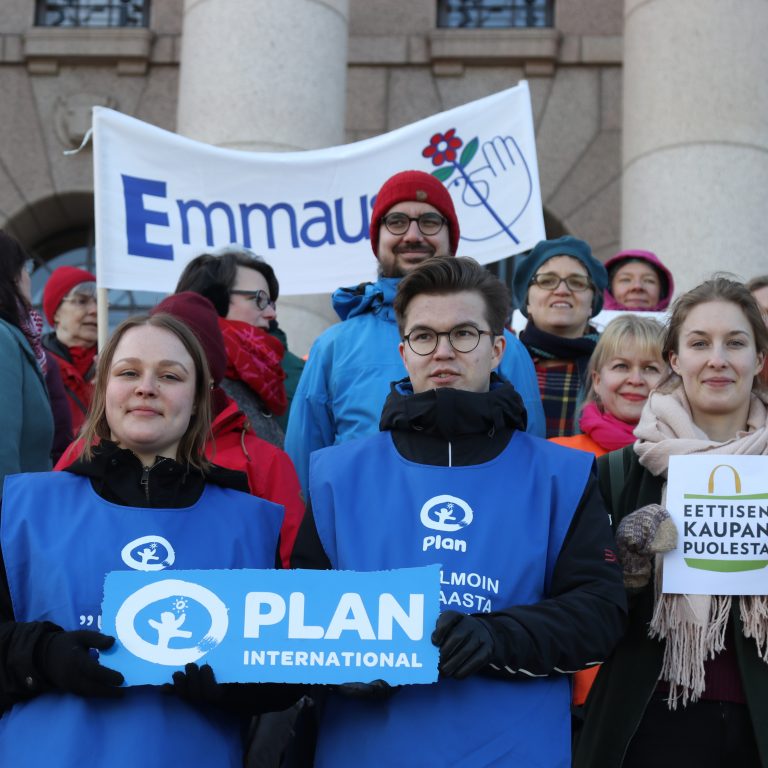 Järjestöjen edustajia eduskuntatalon portailla.