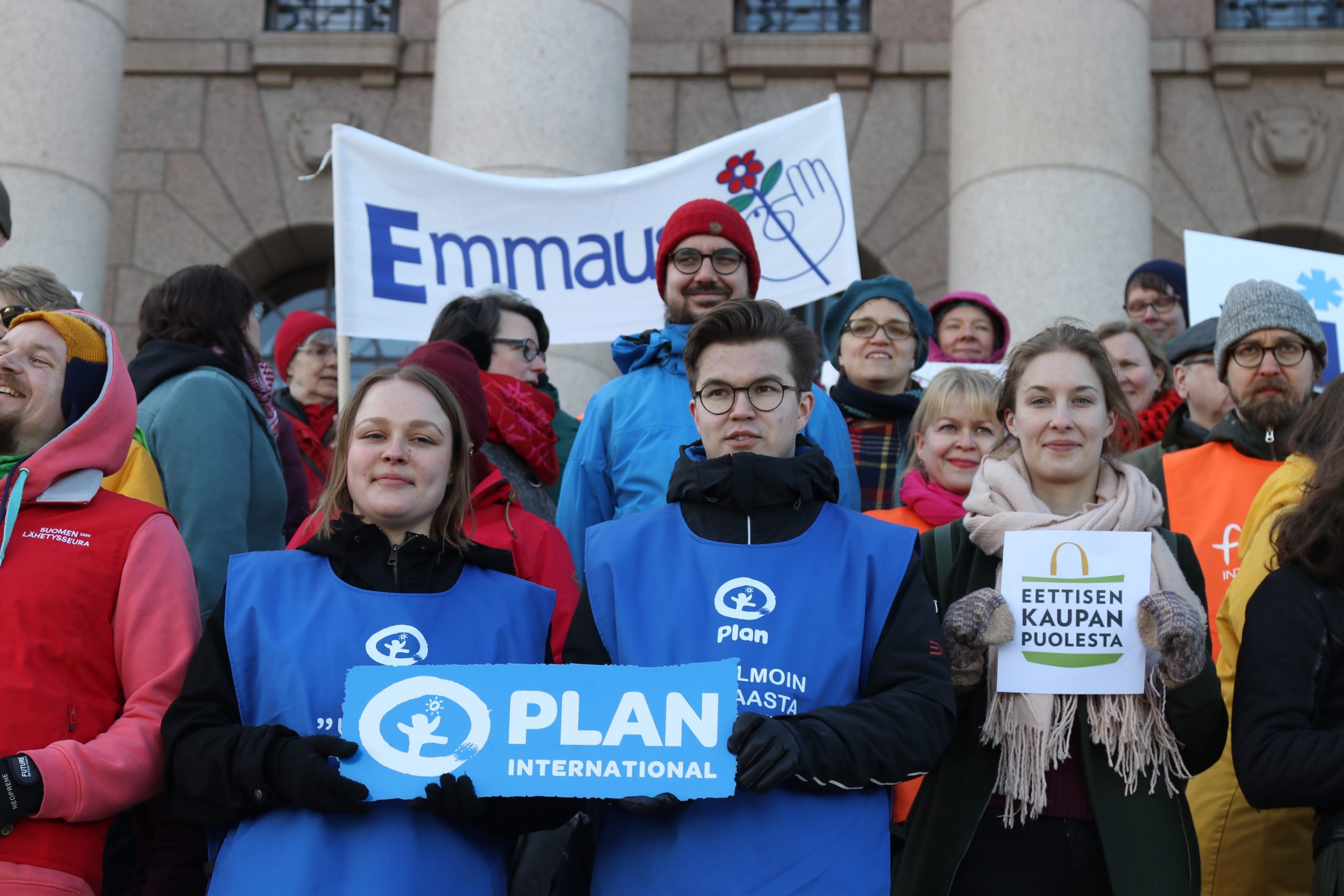 Järjestöjen edustajia eduskuntatalon portailla.