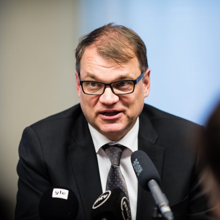 Pääministeri Sipilä puhuu mikkeihin