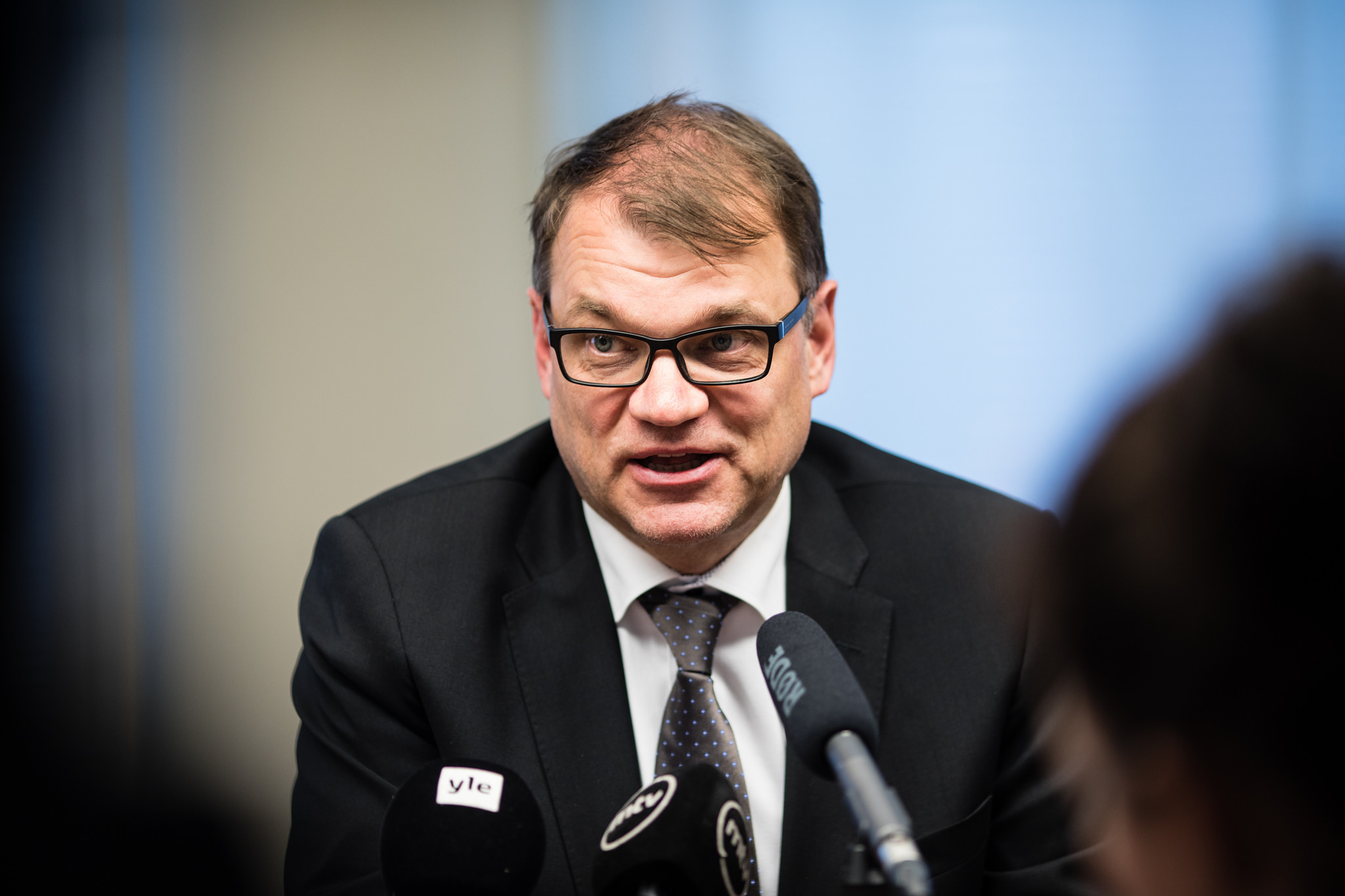 Pääministeri Sipilä puhuu mikkeihin