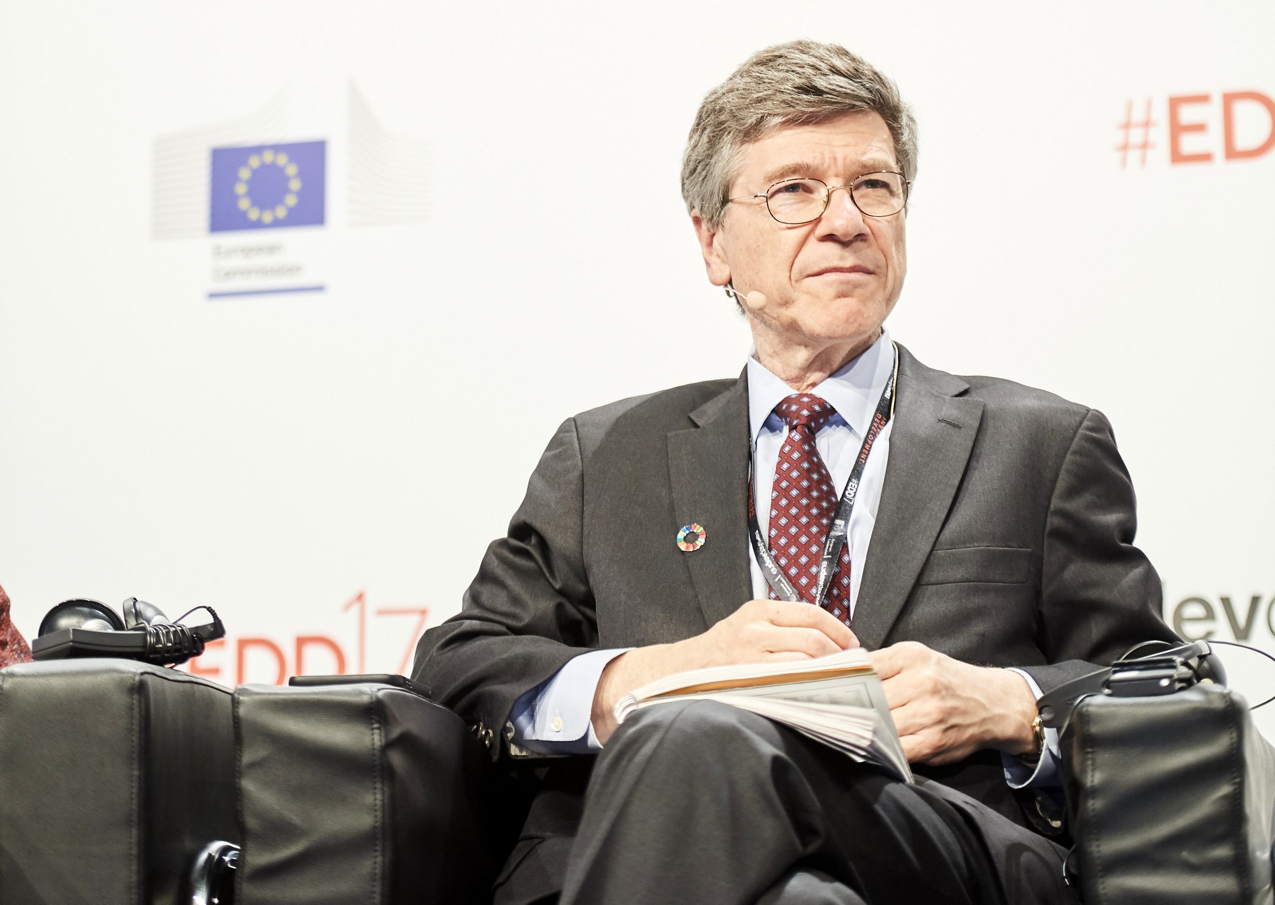 Professori Jeffrey Sachs European Development Days -päivillä vuonna 2017.