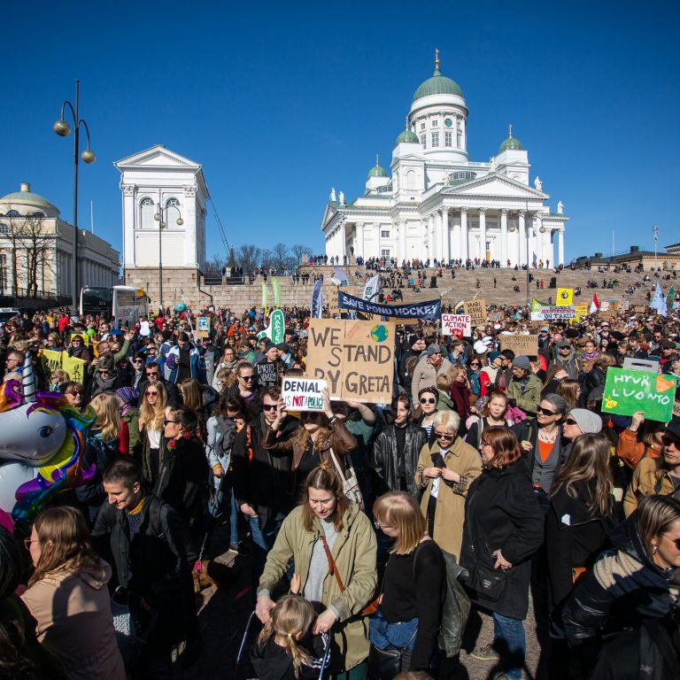 ihmisiä ilmastomarssilla huhtikuu 2019