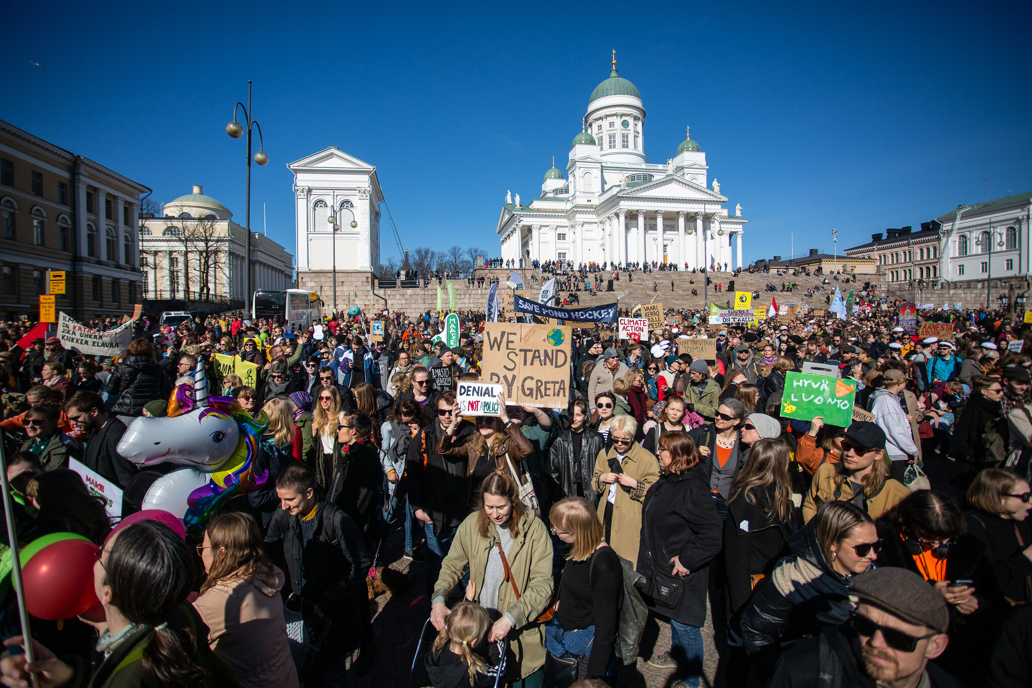 ihmisiä ilmastomarssilla huhtikuu 2019