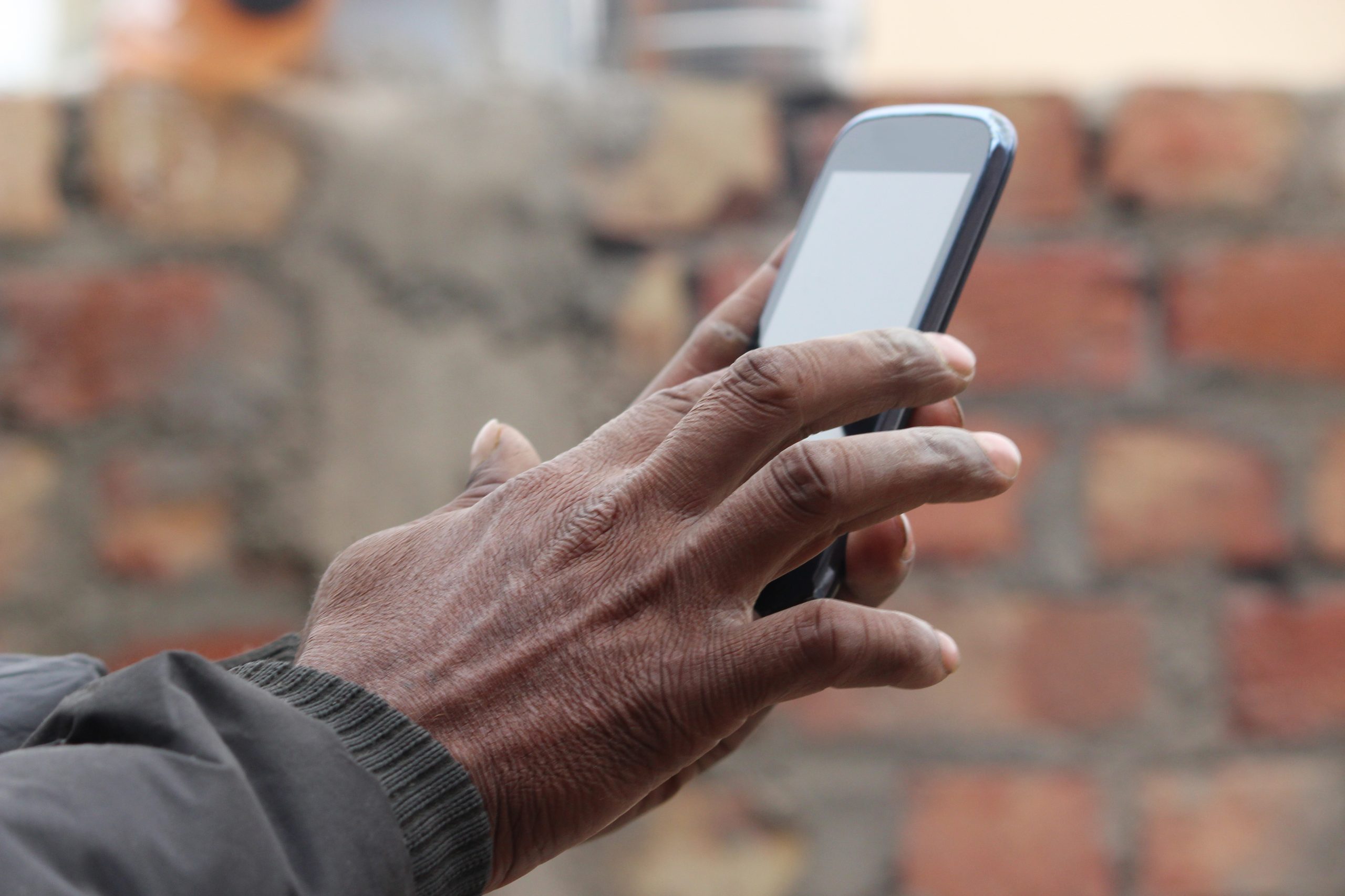 Man holding a mobile device.