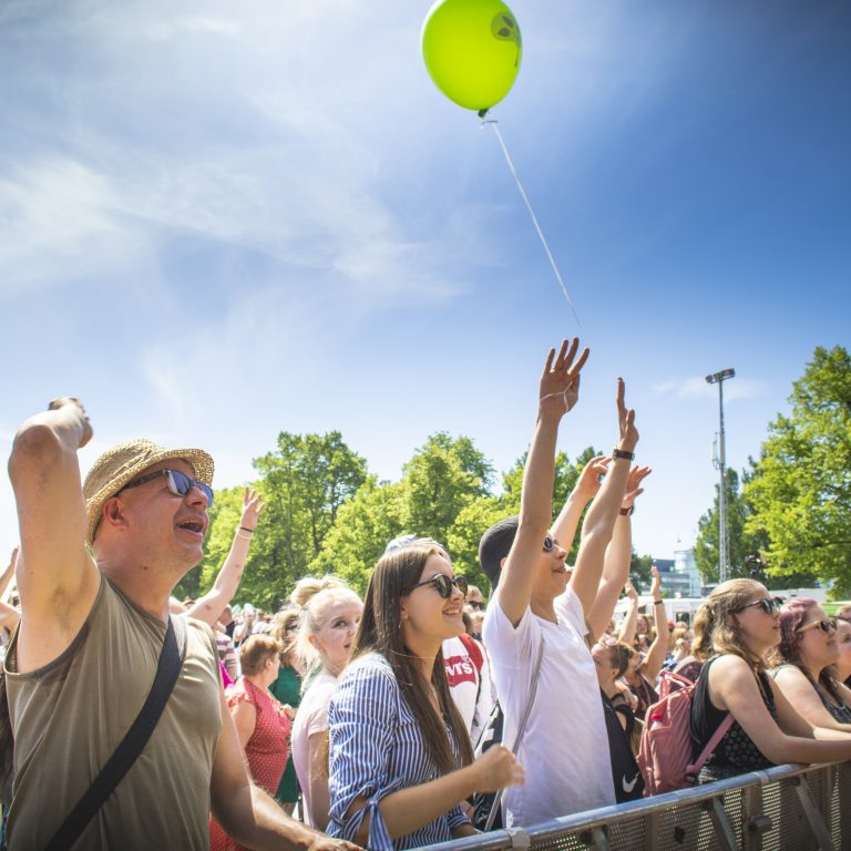 Maailma kylässä -festivaalin yleisöä