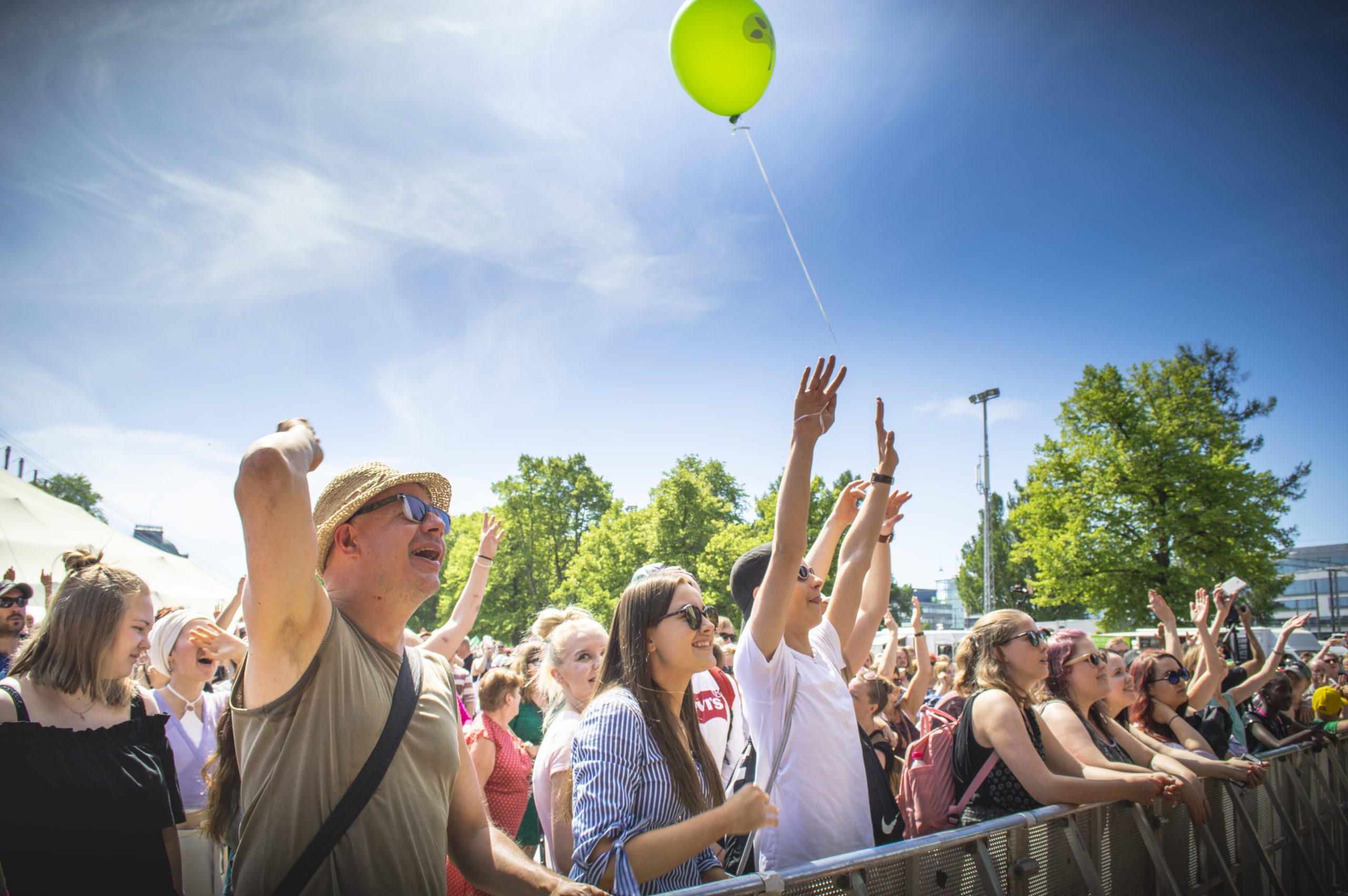 Maailma kylässä -festivaalin yleisöä