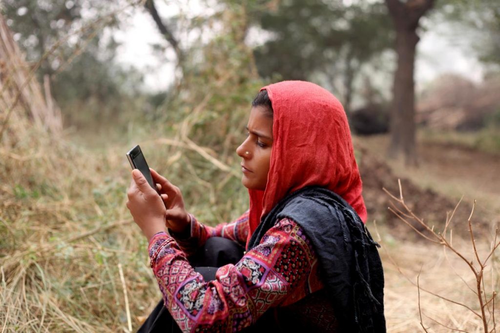 Young woman holding a mobilephone.