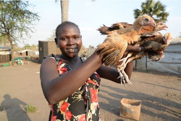 Harriet Porogo esittelee omistamiaan kanoja