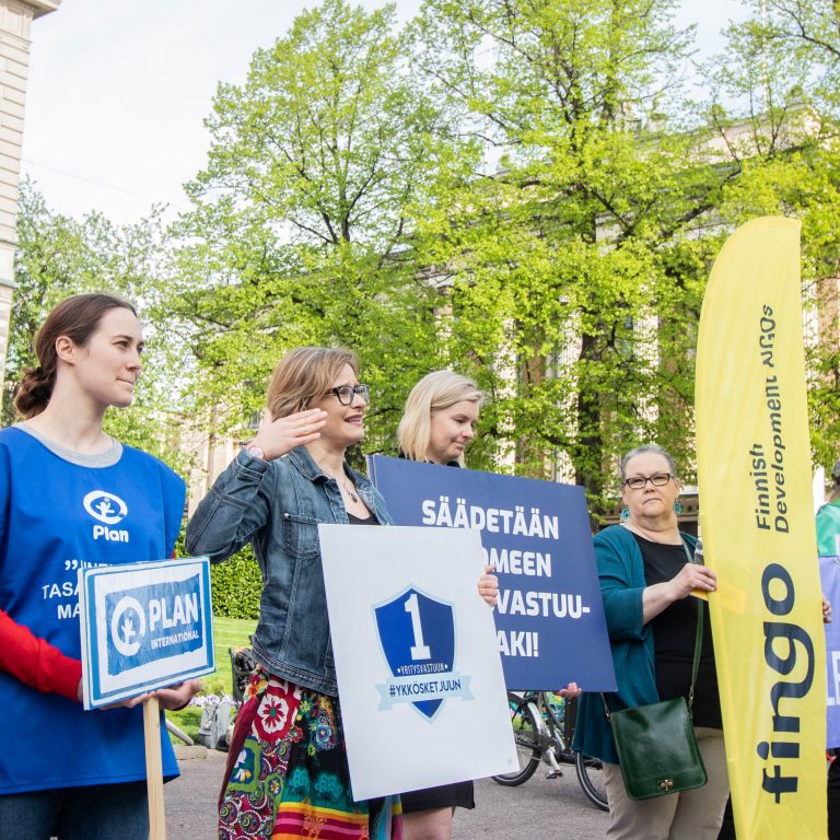 Järjestöjen edustajia vaikuttamassa Säätytalon edessä.