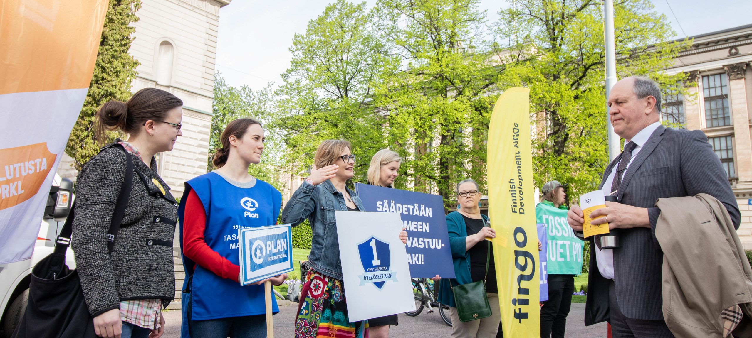 Järjestöjen edustajia vaikuttamassa Säätytalon edessä.