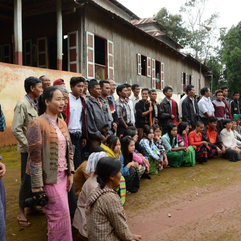 Työpajan osallistujia ryhmäkuvassa Myanmarissa.